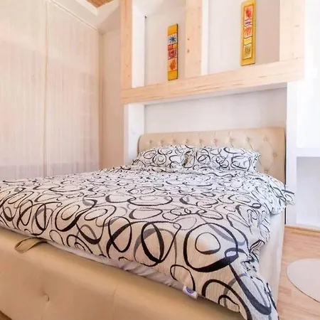 Arena View From The 아파트 풀라